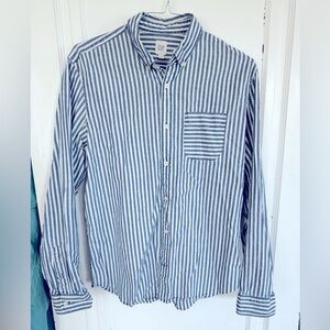 🔵 4 for $30 Gap Men’s button down blue and white striped shirt
